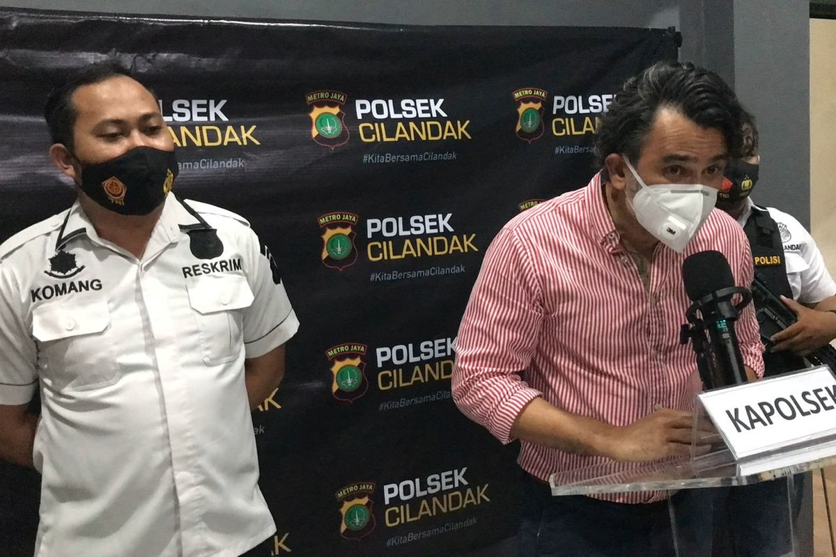 Artis senior Jeremy Thomas memberikan keterangan di Polsek Cilandak, Jakarta Selatan pada Selasa (29/12/2020).