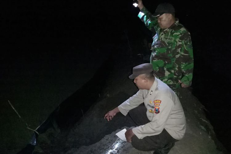 Petugas menunjukkan lokasi korban meninggal dunia usai tersengat aliran listrik jebakan tikus yang terpasang di sawahnya di Desa Dibee, Kecamatan Kalitengah, Lamongan, Jawa Timur, Selasa (19/12/2023).