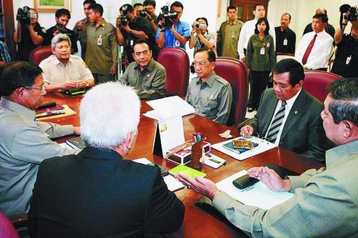 Presiden Susilo Bambang Yudhoyono di Kantor Presiden, Senin (4/8), didampingi beberapa menteri, Kepala Polri Jenderal (Pol) Sutanto, dan Jaksa Agung Hendarman Supandji, memanggil Menteri Kehutanan MS Kaban dan Menneg PPN/Kepala Bappenas Paskah Suzetta terkait aliran dana Bank Indonesia seperti yang disebut anggota DPR, Hamka Yamdhu, dalam Pengadilan Tipikor.  