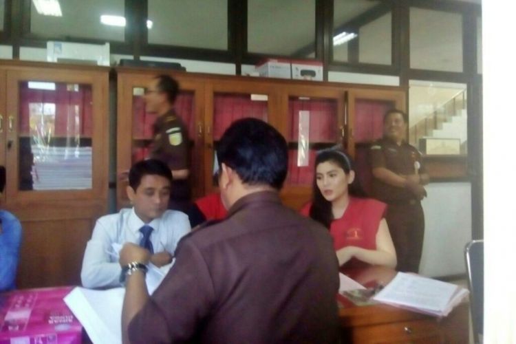 Angela Charlie (mengenakan rompi merah) saat berada di Kejaksaan Negeri Sleman.