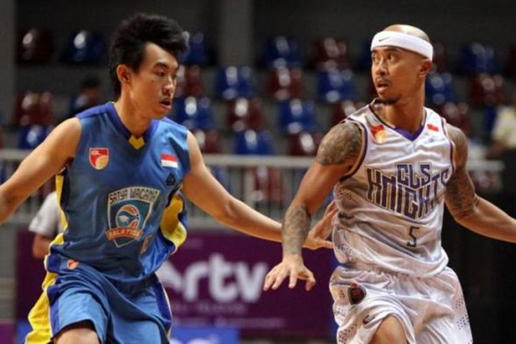 Pemain CLS Knights Surabaya, Mario Wuysang (jersey putih), dibayangi pemain Satya Wacana Salatiga, Andre Adriano (jersey biru), pada gim kesatu babak pertama playoff IBL yang berlangsung di Britama Arena, Jakarta Utara, Selasa (17/5/2016)