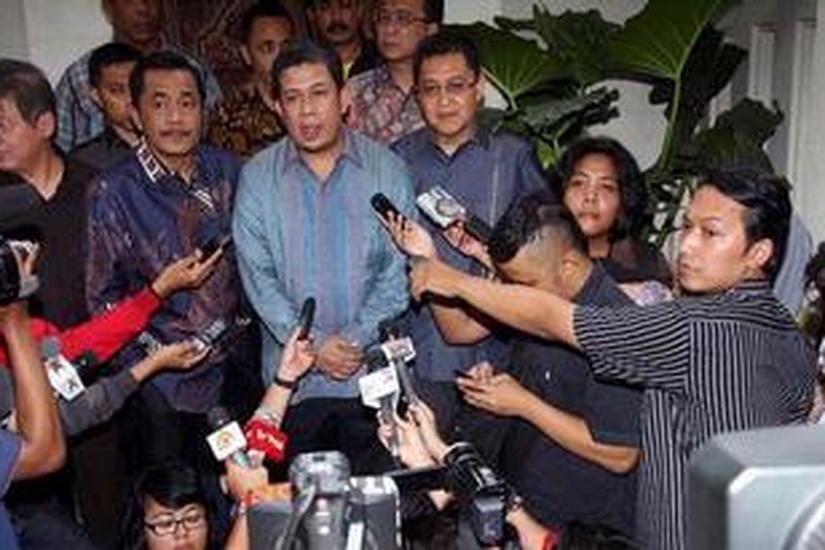 Tim Pengawas Century DPR RI Hendrawan Supratikno, Syarifuddin Suding, Fahri Hamzah, Chandra Tirta Wujaya, dan Ahmad Yani (kiri-kanan) memberi keterangan pada wartawan, usai melakukan pertemuan dengan Anas Urbaningrum di kediamannya Duren Sawit, Jakarta Timur, Senin (4/3/2013). Pertemuan Timwas Century dengan mantan Ketua Partai Demokrat tersebut terkait dugaan bukti baru dalam kasus korupsi bailout Bank Century.