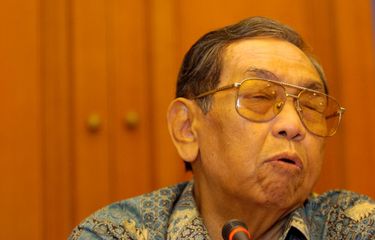 Mantan Presiden Abdurrahman Wahid (Gus Dur) yang juga Ketua Umum Dewan Syuro DPP Partai Kebangkitan Bangsa menjawab pertanyaan di Kantor PBNU, Jakarta, Jumat (29/7/2005). Gus Dur bersama sejumlah tokoh lintas agama membentuk Aliansi Masyarakat Madani untuk Kebebasan Beragama dan Berkeyakinan, ia meminta Mahkamah Agung segera menggelar sidang mengenai Ahmadiyah. 