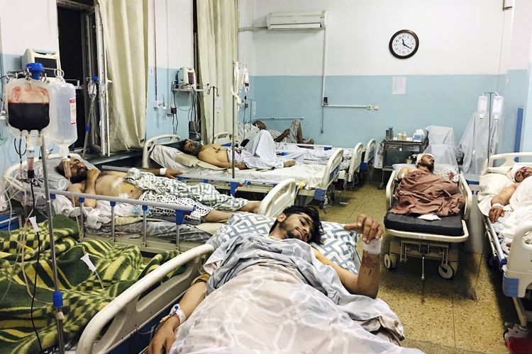 Warga sipil Afghanistan korban ledakan bom bunuh diri di luar bandara Kabul, dirawat di rumah sakit pada Kamis (26/8/2021). Dua pembom dan bersenjata menyerang kerumunan orang yang menunggu evakuasi di luar bandara.
