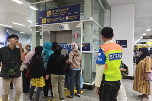 Eskalator Stasiun Manggarai Peron 11-12 Mati, Satpam Arahkan Penumpang KRL Gunakan Tangga dan Lift