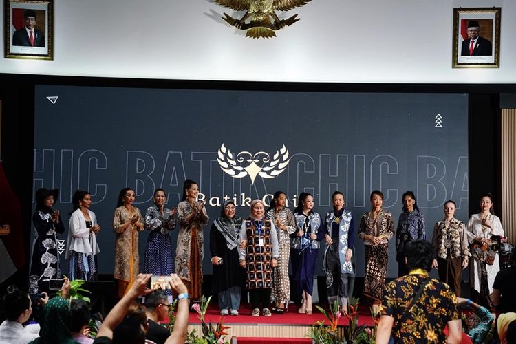 Gerai batik Tanah Air, Batik Chic, menampilkan rancangan busananya di fashion show acara ekstravaganza Amazing Indonesia 2023 pada Sabtu-Minggu (4-5/11/2023) di KBRI Singapura.