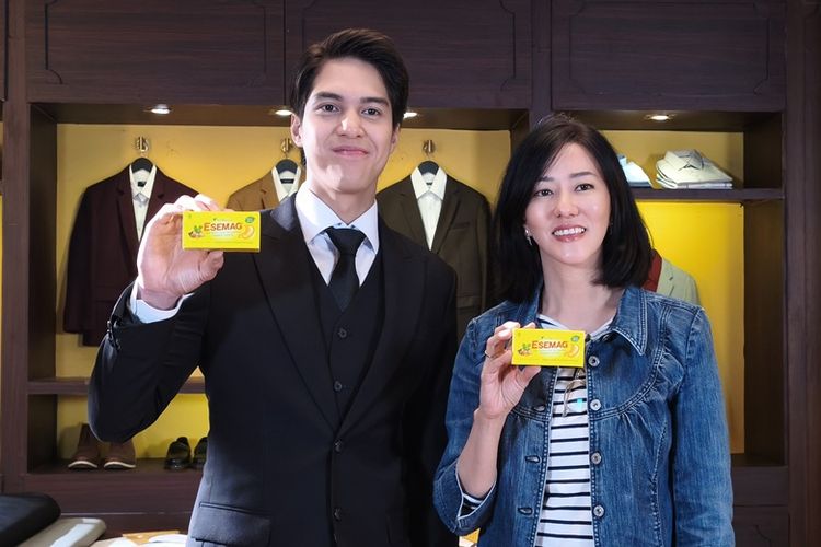 El Rumi dan Direktur Marketing Sido Muncul Maria Reviani di sela-sela syuting iklan terbaru Esemag di Studio Putih, Bintaro, Tangerang Selatan, Banten, Kamis (29/1/2026).