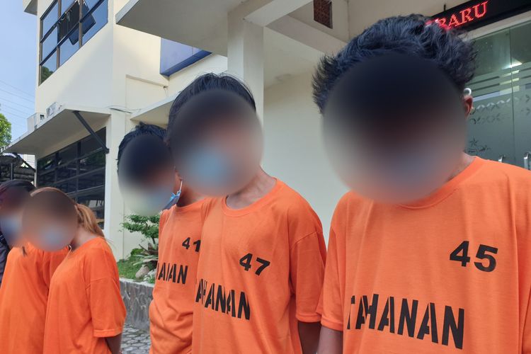 Sebanyak lima remaja yang berkomplotan untuk merampok warga dengan modus kencan dihadirkan saat polisi menggelar konferensi pers di Polsek Medan Baru pada Selasa (10/6/2025). 
