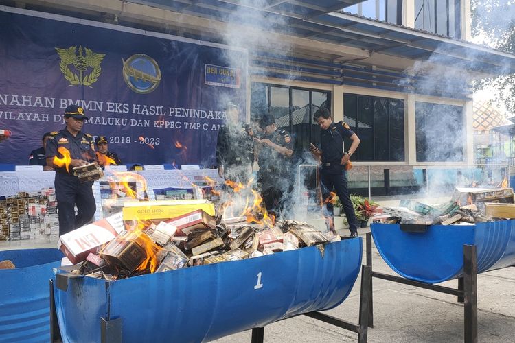 Petugas Bea Cukai Ambon memusnahkan ribuan batang rokok dan minuman keras ilegam hasil sitaan di halaman Kantor Bea Cukai Ambon, Rabu (25/10/2023)