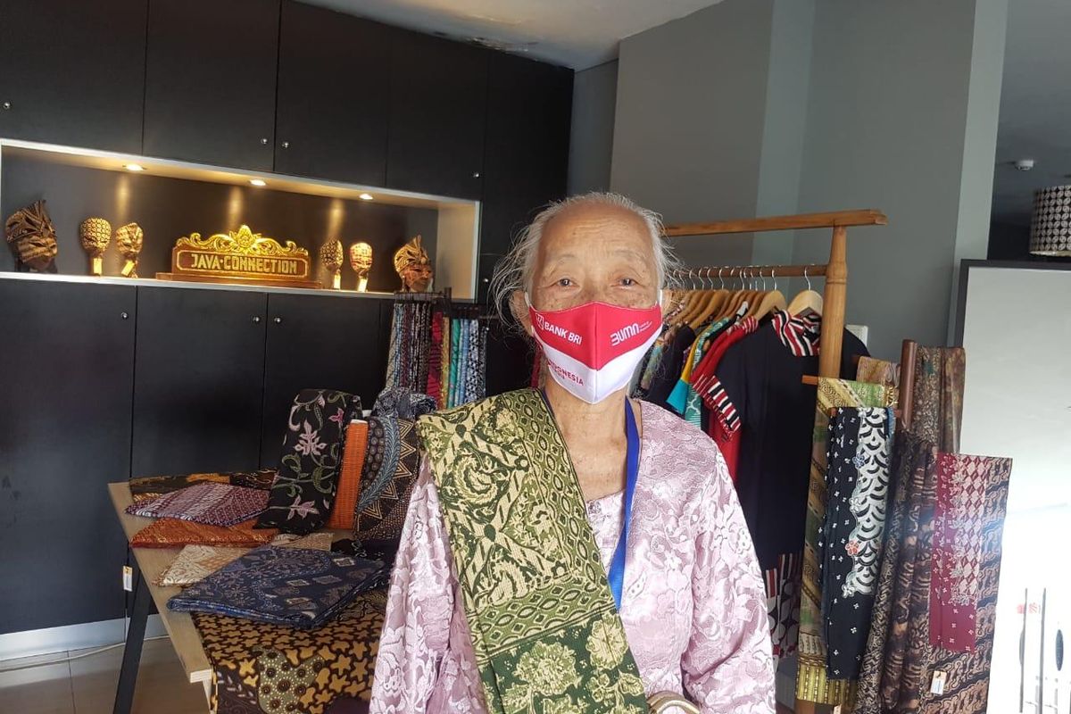 Veronica Sukirah atau akrab disapa Bu Dalminto (74), pedagang batik di Yogyakarta