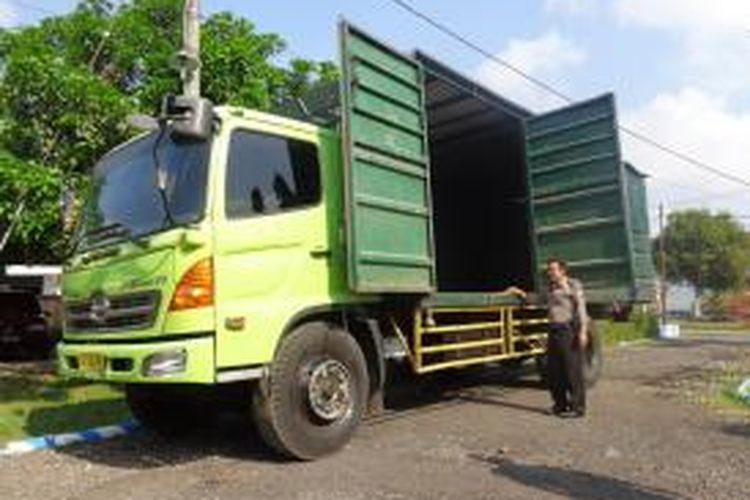 Truck misterius dengan nomor polisi DK 9364 WK ini, ditinggal pemiliknya sejak Selasa (28/10/2014) malam, di Dusun Krajan, Desa Jatiroto, Kecamatan Sumberbaru, Jember Jawa Timur.
