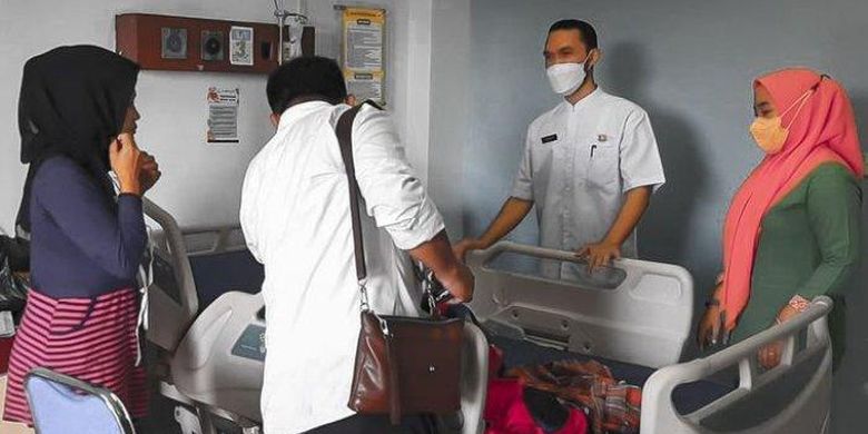 Ibu kandung korban (kiri) tengah mendampingi dokter yang memeriksa korban penganiayaan berupa pemotongan alat vital di Rumah Sakit Umum Daerah Singaparna Medical Center (RSUD SMC) Kabupaten Tasikmalaya, Rabu (21/12/2022)