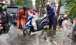 Tips Aman Motor Melewati Jalan Banjir, Sebaiknya Dituntun Saja