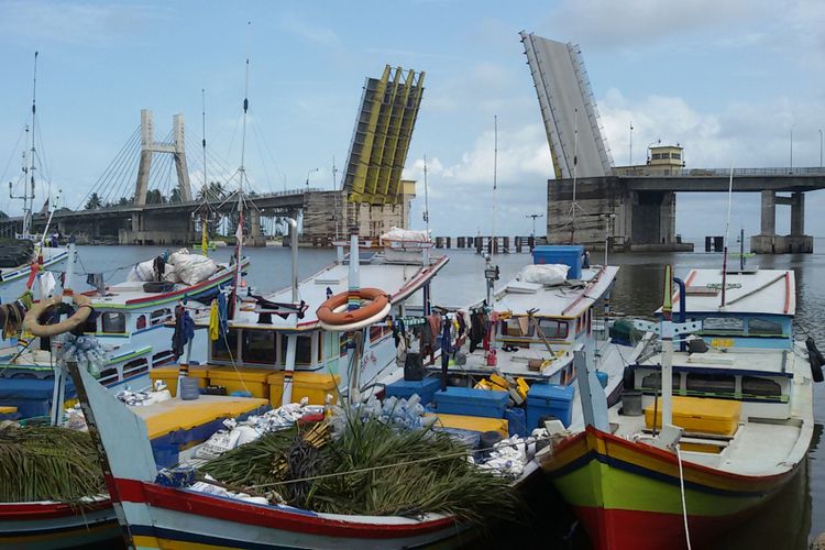 Jembatan emas dalam kondisi terbuka setelah dilakukan perbaikan oleh Dinas PUPR Kepulauan Bangka Belitung.