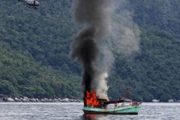Sebuah kapal nelayan Vietnam ditenggelamkan di Laut Natuna di Anambas, Kepulauan Riau (5/12/2014).