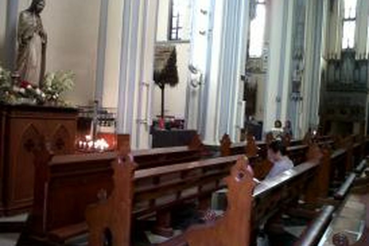 Persiapan menyambut Natal di Gereja Katedral Jakarta, Sabtu (21/12/2013).