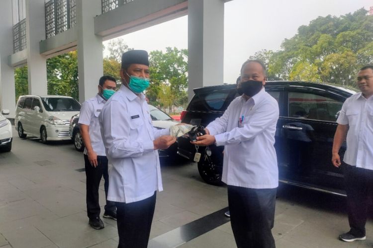 Mantan Sekretaris Daerah (Sekda) Kota Tangerang Selatan (Tangsel) Muhamad (kiri) bersama Plt. Kabag Rumah Tangga Setda Tangsel Wawang Kusdaya saat pengembalian fasilitas daerah di Balai Kota Tangsel, Rabu (5/8/2020)