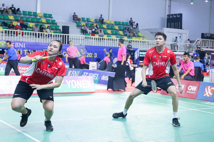 Ganda campuran PB Djarum, Bobby Setiabudi/Melati Daeva Oktavianti, saat bertanding pada Kejurnas PBSI 2023 yang digelar pada 18-23 Desember 2023 di GOR Universitas Negeri Jakarta, Rawamangun, Jakarta Timur. Bobby/Melati menjadi juara ganda campuran dewasa. 