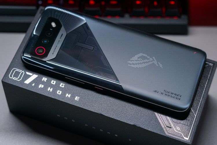 Bagian punggung ROG Phone 7 memiliki finishing glossy dan matte sekaligus yang terbagi di setengah bagian atas dan bawah
