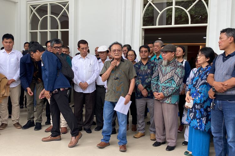 Civitas akademika Unair Surabaya saat sampaikan pernyataan sikap, Senin (5/2/2024).