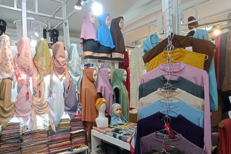 Potret beberapa bahan hijab di sebuah toko hijab yang berada di ITC Kuningan, Jakarta Selatan.