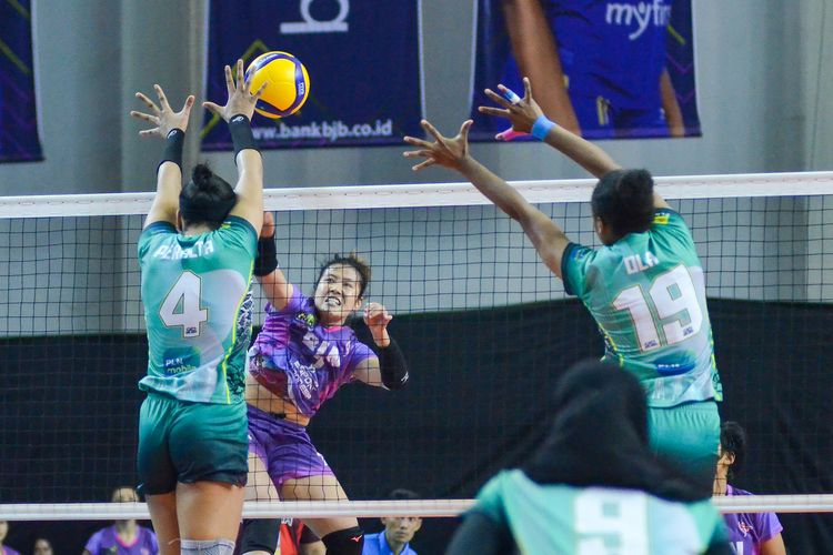 Pevoli Jakarta BIN Putra Wulandari melakukan spike keras yang coba di blok oleh pevoli Jakarta Elektrik PLN Peralta Luna Vielka dalam pertandingan putaran pertama Proliga 2023.