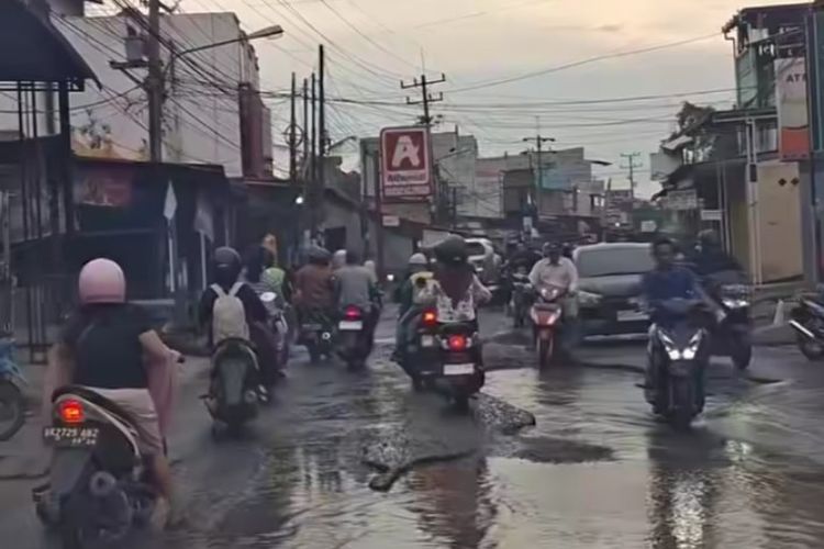 Jalan di Perbatasan Medan–Deli Serdang Rusak Parah Bertahun-tahun, UMKM Mengeluh Banyak Debu