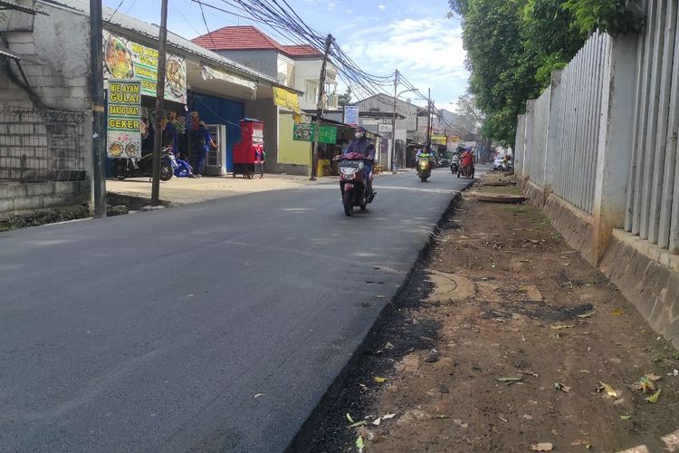 Wajah baru Jalan Raya Srengseng Sawah, Jagakarsa, Jakarta Selatan, usai diaspal ulang pada Minggu (5/2/2023) 