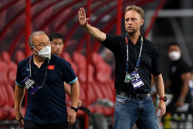 Pelatih Thailand Alexandre Polking (kanan) bersama juru taktik Vietnam Park Hang-seo (kiri) pada leg kedua semifinal Piala AFF 2020 di Singapore National Stadium, Minggu (26/12/2021) malam WIB.