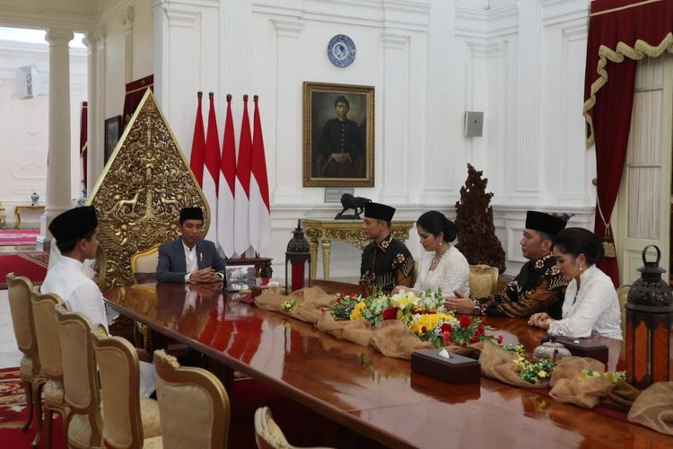 Suasana silaturahim Agus Harimurti Yudhoyono dan Edhie Baskoro Yudhoyono bersama istri masing-masing dengan Presiden Joko Widodo di Istana Merdeka Jakarta, Rabu (5/6/2019).