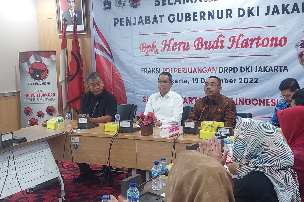Penjabat Gubernur DKI Jakarta Heru Budi Hartono (tengah) saat mengunjungi ruang fraksi PDI-P DPRD DKI Jakarta Gedung DRPD DKI Jakarta, Senin (19/12/2022). 