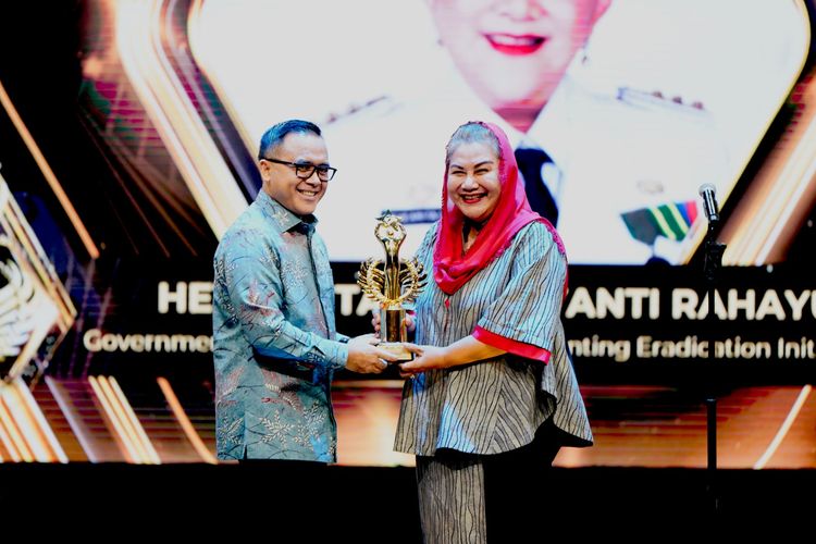 Wali Kota Semarang Hevearita Gunaryanti Rahayu menerima penghargaan kategori Government Officer for Healthcare and Stunting Eradication Initiatives dalam acara malam penganugerahan People of The Year 2023 di Grand Studio Metro TV, Jakarta, Jumat (24/11/2023).