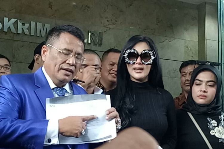 Syahrini bersama Hotman Paris Hutapea dan Aisyahrani usai menjalani pemeriksaan di Bareskrim Mabes Polri, Jalan Merdeka Timur, Jakarta Pusat, Senin (9/10/2017).