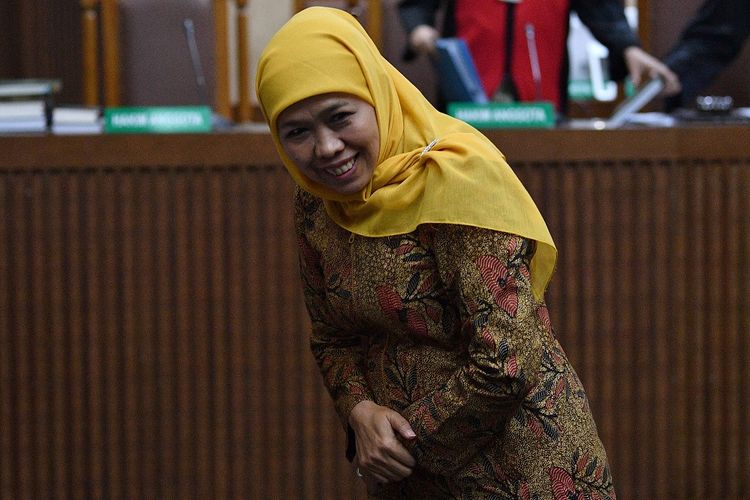 Gubernur Jawa Timur Khofifah Indar Parawansa bersiap menjadi saksi sidang kasus suap jual beli jabatan di lingkungan Kementerian Agama dengan terdakwa Haris Hasanuddin dan Muafaq Wirahadi di Pengadilan Tipikor, Jakarta, Rabu (3/7/2019). ANTARA FOTO/Sigid Kurniawan/ama.