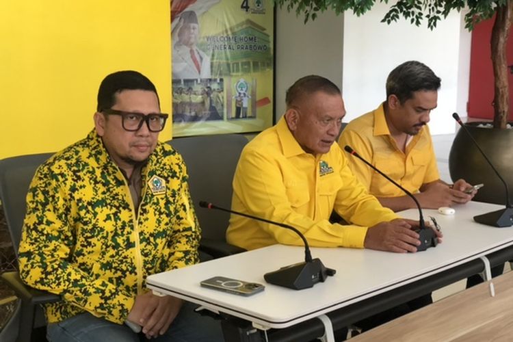 Sekjen Partai Golkar Lodewijk F Paulus, Waketum Golkar Ahmad Doli Kurnia Tandjung, dan Ketua Bappilu Partai Golkar Maman Abdurrahman di Kantor DPP Partai Golkar, Slipi, Jakarta Barat, Kamis (21/3/2024). 