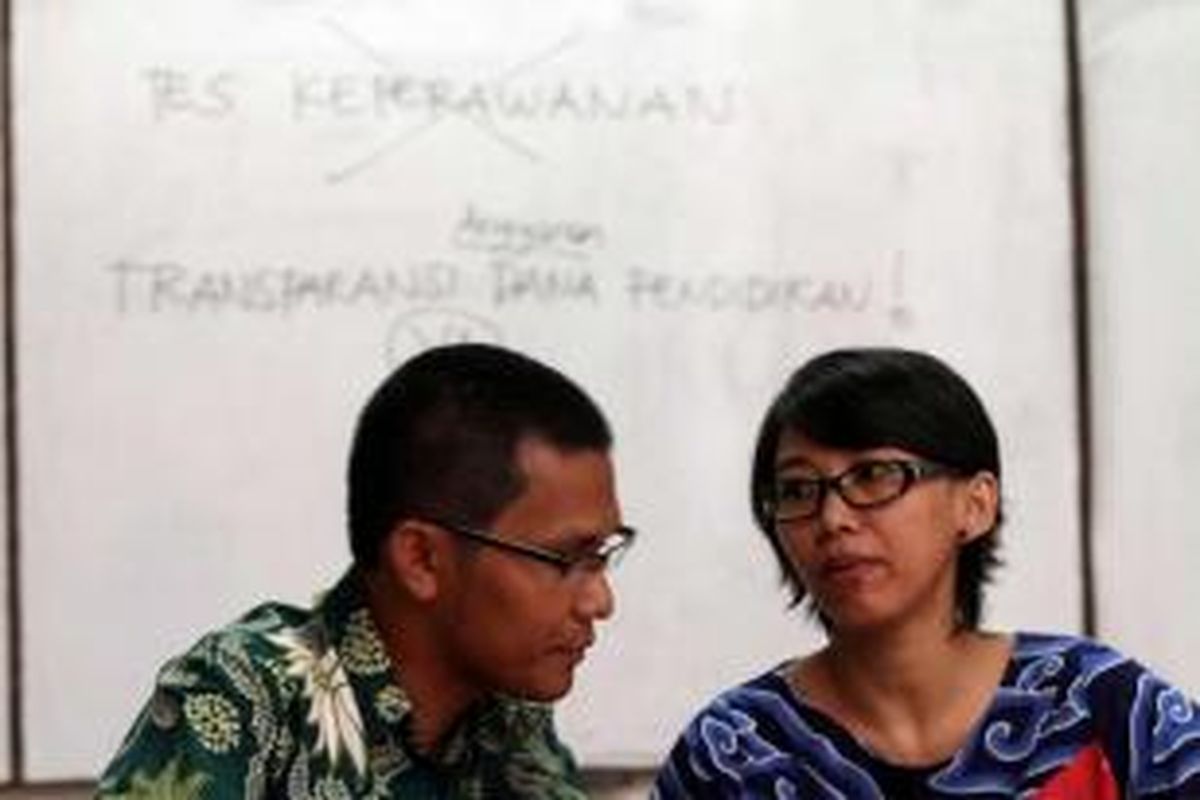 Koordinator Divisi Monitoring Pelayanan Publik Indonesian Corruption Watch Febri Hendri Diansyah bersama aktivis perempuan Tunggal Pawestri (kiri ke kanan), melakukan konferensi pers penolakan terhadap tes keperawanan bagi siswi SMU, di Kantor ICW, Jakarta, Rabu (21/8/2013).
