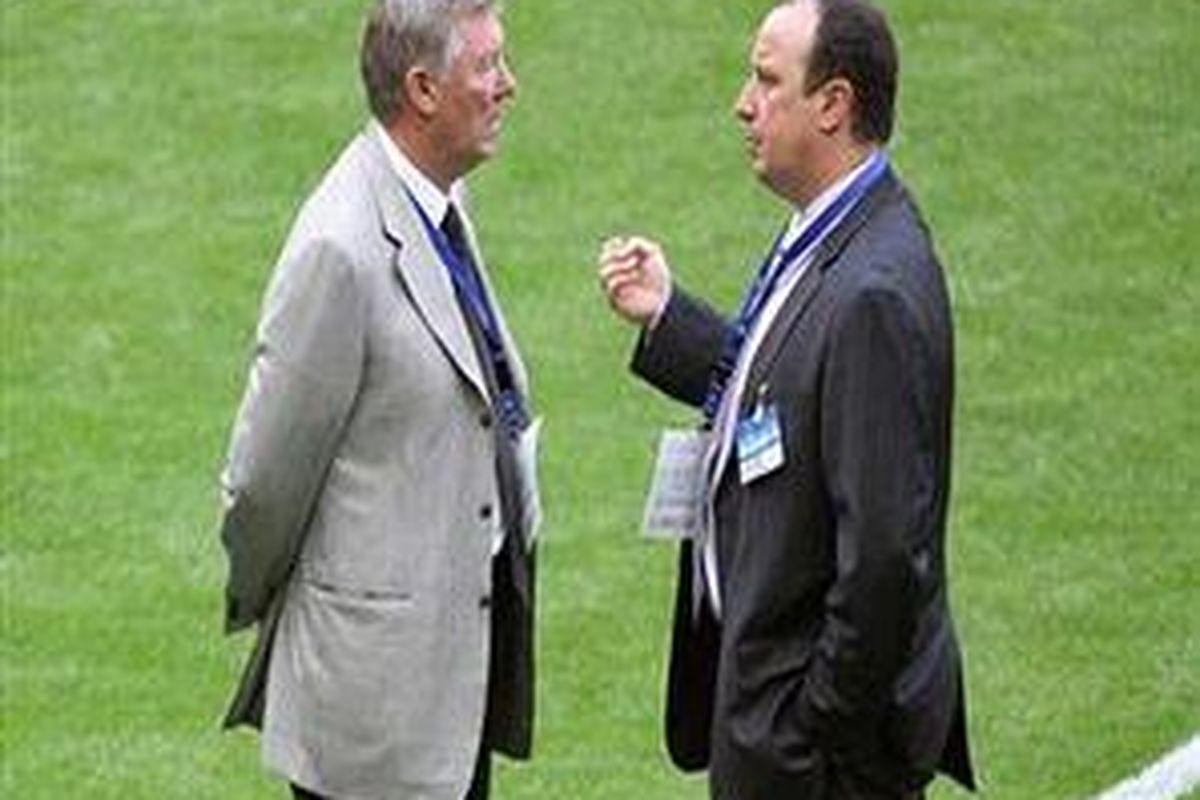 Pelatih Manchester United, Sir Alex Ferguson (kanan) dan pelatih Liverpool, Rafael Benitez, kembali terlibat adu mulut.