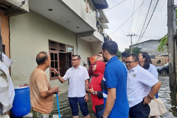 Sejumlah anggota DPRD DKI mengunjungi korban banjir di RT 010 RW 001, Semanan, Kalideres, Jakarta Barat, Selasa (7/1/2020)