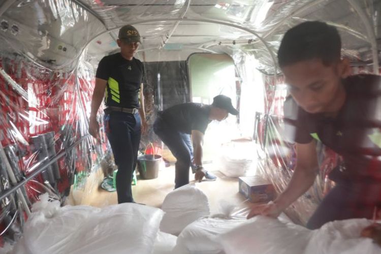 ILUSTRASI. Petugas saat akan menyemai garam atau NaCl untuk modifikasi cuaca di Jakarta, Rabu (12/3/2025). 