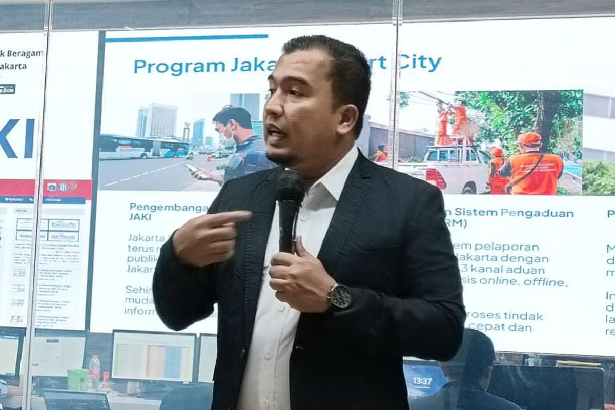 Kepala Jakarta Smart City (JSC) Yudhistira Nugraha saat memaparkan laporan warga yang diterima oleh pihak JSC sepanjang tahun 2023 di lantai tiga ruang rapat JSC, Balai Kota DKI Jakarta, Rabu (7/6/2023).