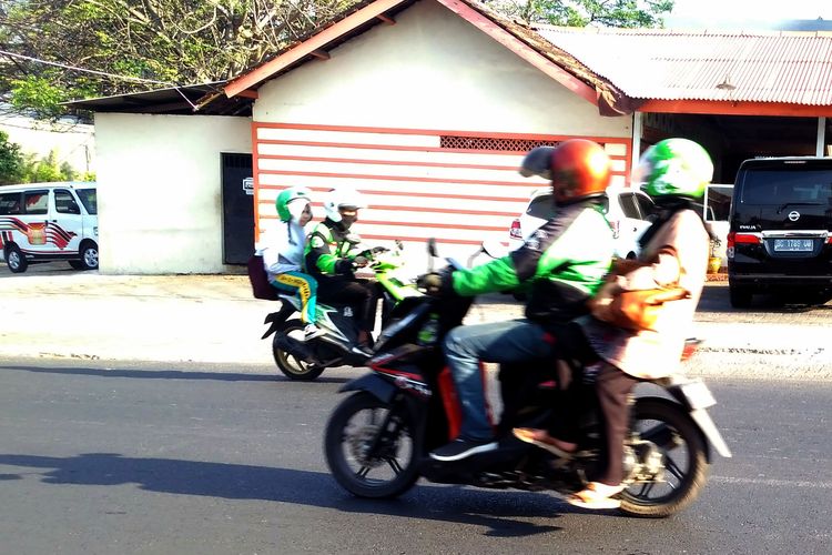 Pengemudi GoJek membawa penumpang melintas di Jalan Gatot Subroto, Bandar Lampung, Jumat (13/9/2019). Kantor perwakilan GoJek di Bandar Lampung ditutup sementara akibat belum adanya kesepakatan dengan driver terkait pemotongan insentif sebesar 50 persen.