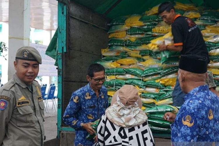 Operasi pasar murah beras yang digelar Pemkab Sukabumi bersama Perum Bulog Cianjur di Alun-Alun Palabuhanratu, Kabupaten Sukabumi, Jabar pada Senin (19/2/2024). 