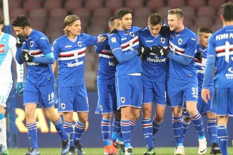 Para pemain Sampdoria merayakan gol ke gawang Napoli pada partai lanjutan Serie A di Stadion San Paolo, Sabtu (7/1/2017).