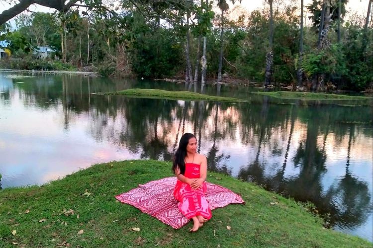 Warga Kota Kupang berpose di pinggir Danau Tuaknatun, Kelurahan Batuplat, Kota Kupang, NTT