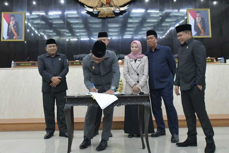 Gubernur Jawa Barat Ridwan Kamil menghadiri rapat Paripurna DPRD Provinsi Jabar di Gedung DPRD Provinsi Jabar, Jalan Diponegoro, Kota Bandung, Senin (31/10/2022).