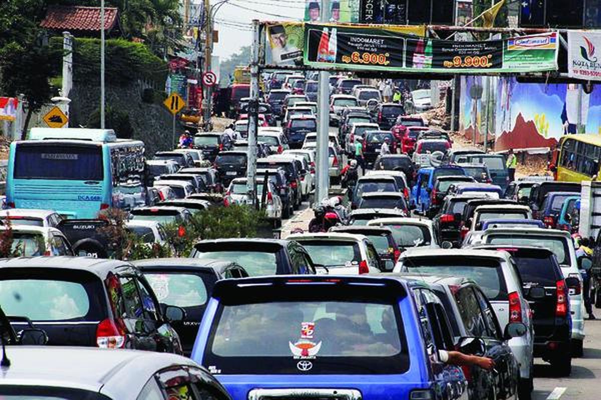 Arus kendaraan menuju kawasan wisata Puncak di Kabupaten Bogor, Jawa Barat, dari arah Jakarta terlihat padat di pertigaan Gadog (Megamendung) pada hari kedua setelah Lebaran, Selasa (21/8) siang. Kepadatan arus lalu lintas menuju Puncak diperkirakan akan tetap tinggi hingga akhir pekan. 