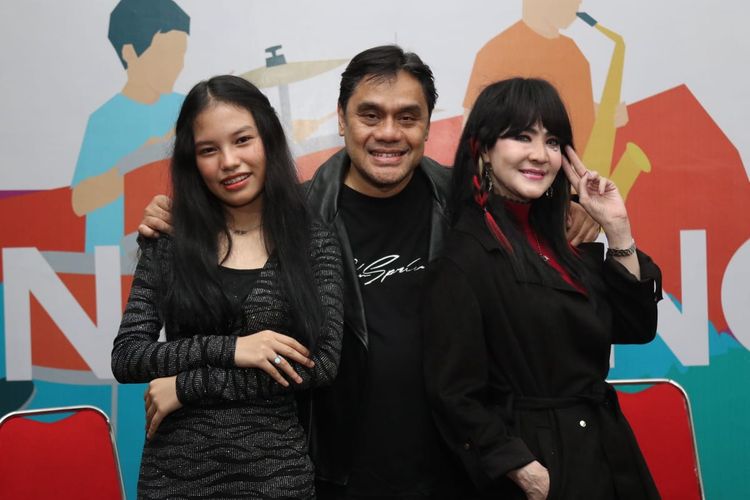 Musisi Dwiki Dharmawan merilis ulang lagu Deru Debu yang sempat dipopulerkan mendiang Nike Ardilla dengan duet baru yakni Ita Purnamasari dan Zoe Jireh.