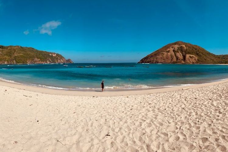 Pantai Mawun di Desa Tumpak, Kecamatan Pujut, Nusa Tenggara Barat
