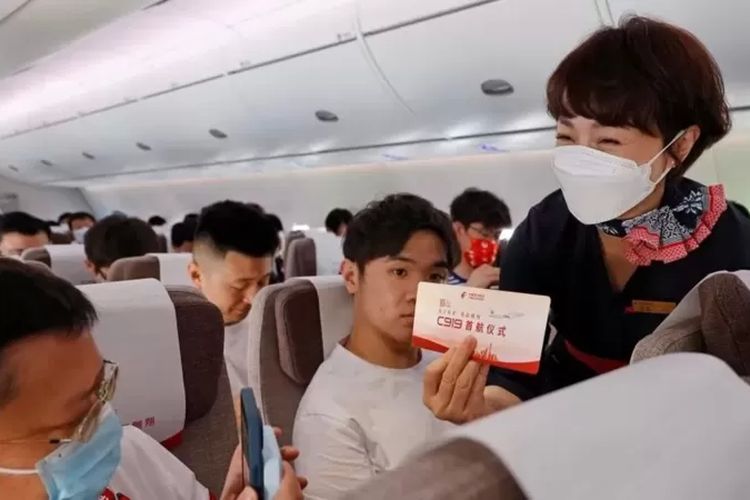 Penumpang mendapatkan boarding pass merah khusus dalam penerbangan komersial pertama pesawat C919 buatan China.