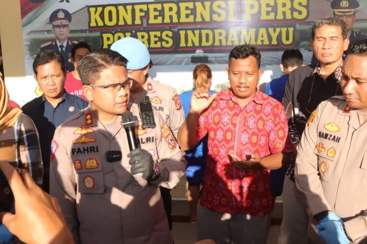 Jajaran Polres Indramayu Polda Jabar mengungkap kasus TPPO TKI Ilegal, di Mapolres Indramayu, Kamis petang (8/6/2023). Petugas mengamankan 3 orang tersangka dengan barang bukti 40 paspor, dan dokumen lain.